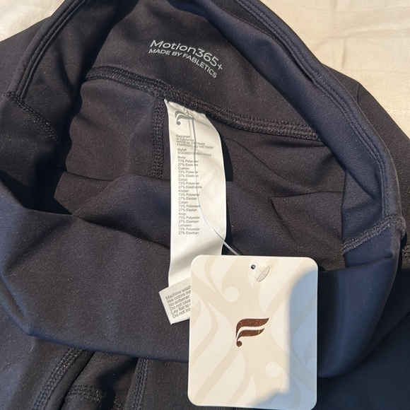 Womens Fabletics Workout shorts - Picture 3 of 6